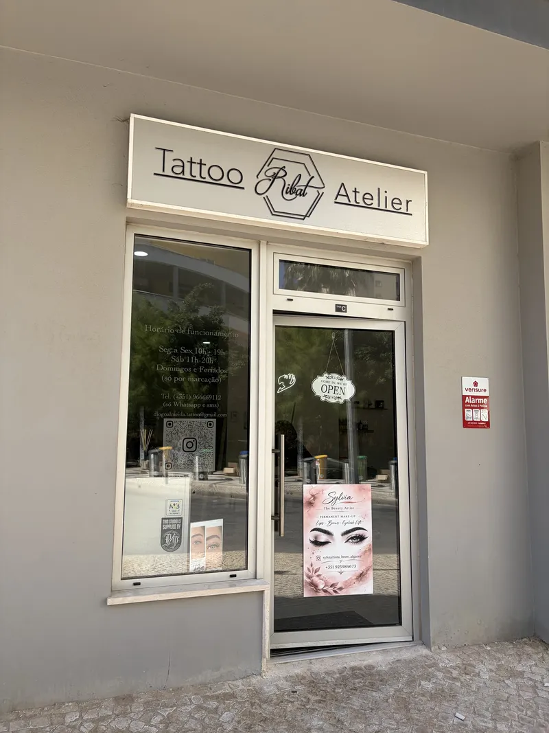 Tatuagem de coruja com carta no tornozelo