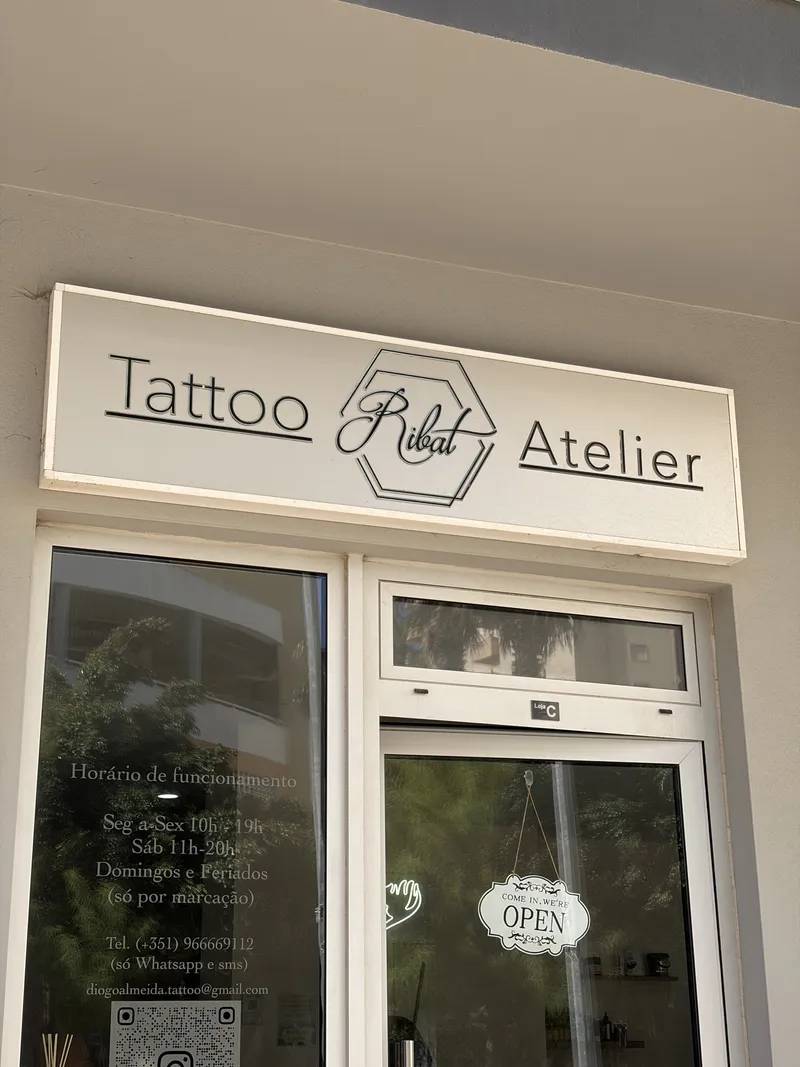 Tatuagem retrato com maçã no braço